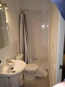 Ally's Guest House Barcelona B&B - 7