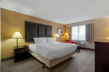 Best Western Plus Burlington Inn & Suites - 46