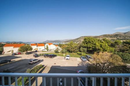 Apartment 3 Beaches With Free Parking - 220
