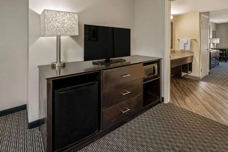 La Quinta Inn & Suites by Wyndham Anaheim - 3