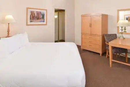 Red Lion Woodlake & Conference Center - 4