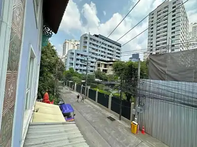 Sawasdee @ Sukhumvit Soi 8 - 80