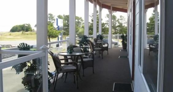Breakers Boutique Inn - 7