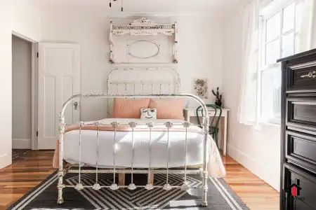 Remodeled 1920s Bungalow & Retro Casita - 33