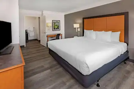 La Quinta Inn by Wyndham Laredo I-35 - 18