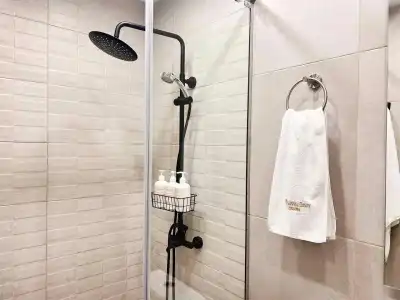 Motives Inn - 180