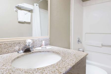 Super 8 by Wyndham Topeka/Wanamaker RD/I-70 - 6