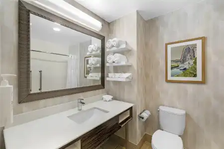 Hampton Inn & Suites Bend - 54