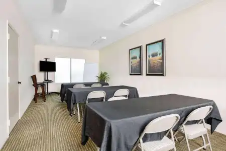 Ramada by Wyndham Bakersfield North - 16