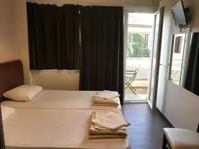 Pella Inn Hostel - 3