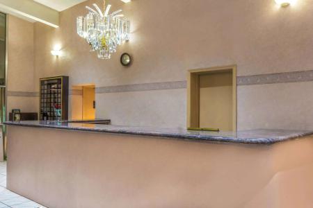 Howard Johnson by Wyndham Phoenix Airport/Downtown Area - 1