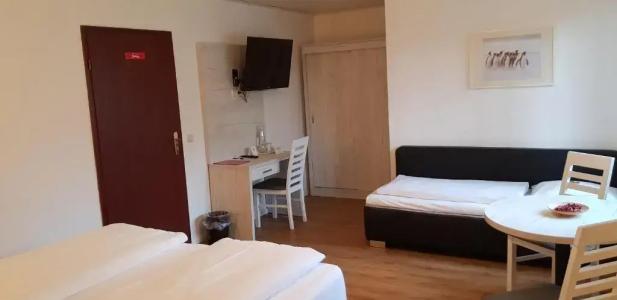 & Restaurant Lindengarten - 39