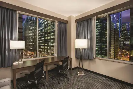 La Quinta Inn & Suites by Wyndham Chicago Downtown - 11