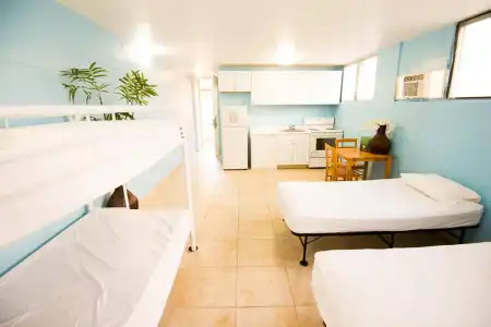 Waikiki Beachside Hostel - 19