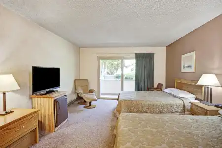 Super 8 by Wyndham Long Beach - 3