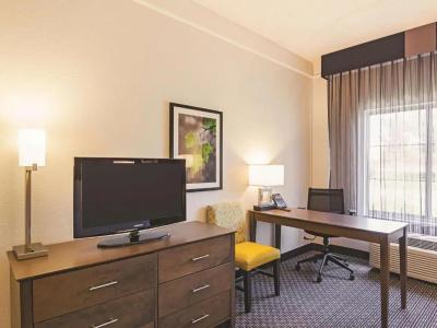 La Quinta Inn & Suites by Wyndham Denver Airport DIA - 43