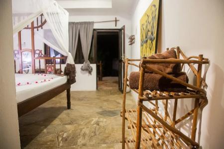 Moonshine Uroa Boutique - 164