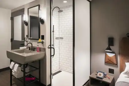 Moxy Chicago Downtown - 6