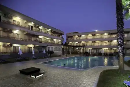 Dias Studios & Suites - 11