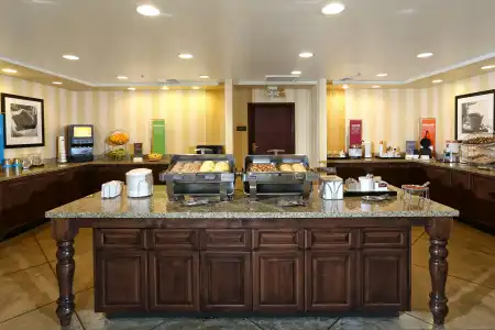 Hampton Inn & Suites Tucson-Mall - 38