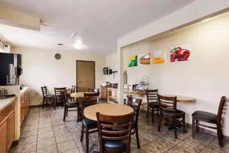 Quality Inn Airport - 18