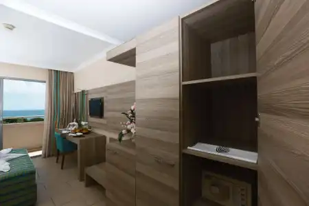 Insula Resort & Spa - 3