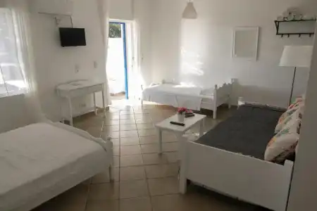 Armadoros / Ios Backpackers - 130
