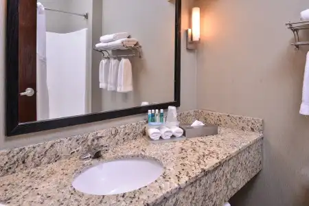 Holiday Inn Express & Suites Topeka West I-70 Wanamaker by IHG - 35
