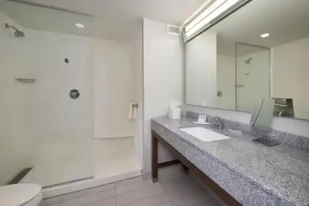 Courtyard by Marriott Richmond Downtown - 9
