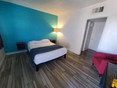 Desert Hills Motel - 5