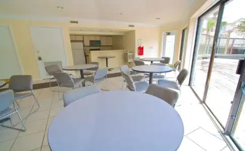 Hibiscus Oceanfront Resort - 8