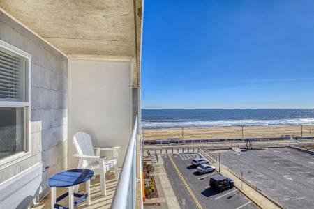 Commander & Suites - 115