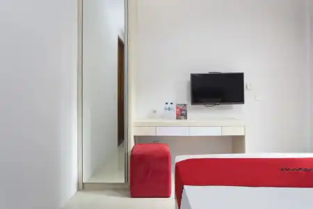 RedDoorz Plus near Cilandak Town Square 2 - 5