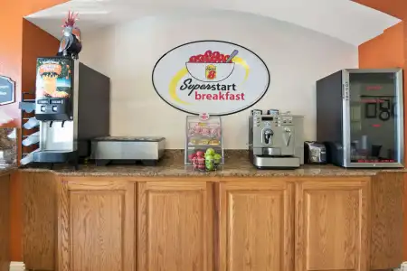 Super 8 by Wyndham Austin/Airport South - 13