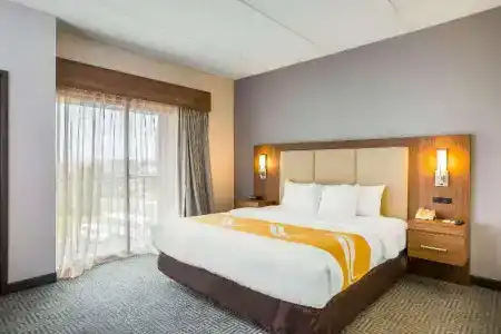 Quality Suites Lansing West - 34