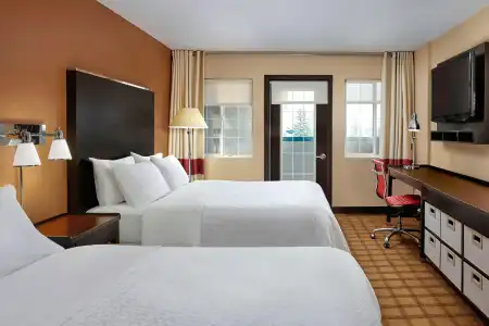 Four Points by Sheraton & Suites Calgary West - 2