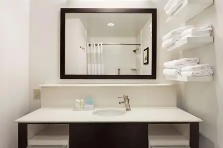 Hampton Inn Colchester - 7