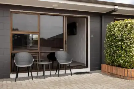 Cobblestone Court Motel – Wenzel Motels - 121