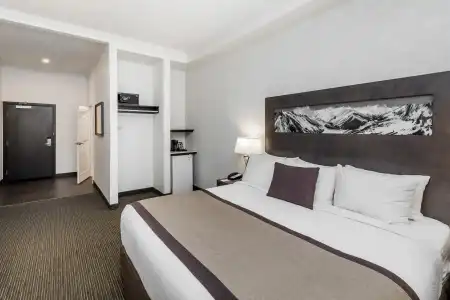 Ramada by Wyndham Revelstoke - 3