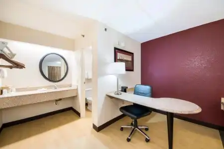 Red Roof Inn Laredo - 12