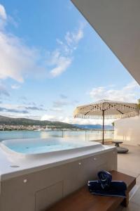 Brown Beach House & Spa - 12
