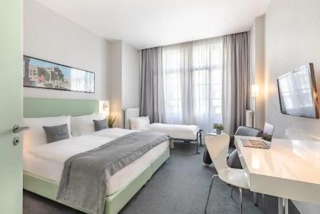 Garner Berlin - Checkpoint Charlie by IHG - 30