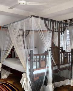 Moonshine Uroa Boutique - 1