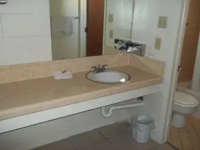 Royal Host Motel - 5
