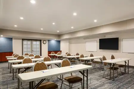 Holiday Inn Express and Suites Bakersfield Central by IHG - 40