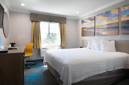 Days Inn by Wyndham Santa Monica - 32