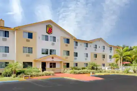 Super 8 by Wyndham Clearwater/St. Petersburg Airport - 9