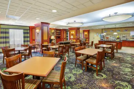 Holiday Inn Express & Suites Fort Wayne by IHG - 16