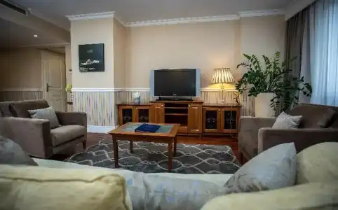 Queen's Court & Residence - 78