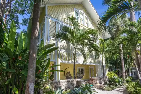 Miami River Inn By Renzzi - 18